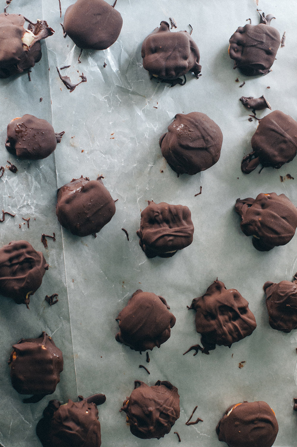 frozen chocolate peanut butter pretzel banana bites