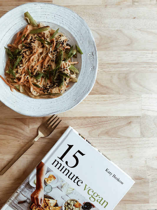 15 Minute Satay Noodles (15 Minute Vegan Review!)